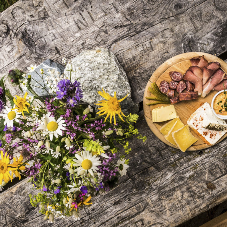 Brotzeit an der Alpe Garnera, Montafon© Dietmar Denger