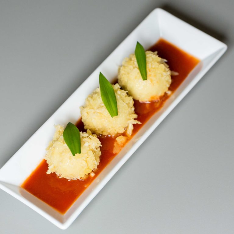 Bärlauch-Käseknödel auf Tomatenkompott - Rezept aus Vorarlberg