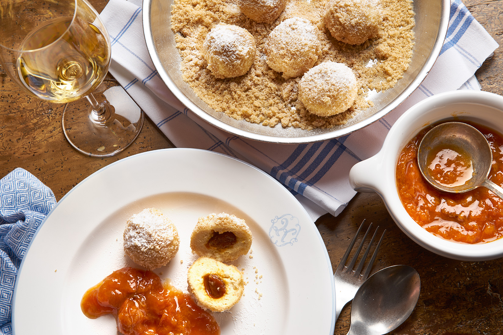 Topfenknödel mit Sig gefüllt und Marillenröster - ein Rezept aus Vorarlberg