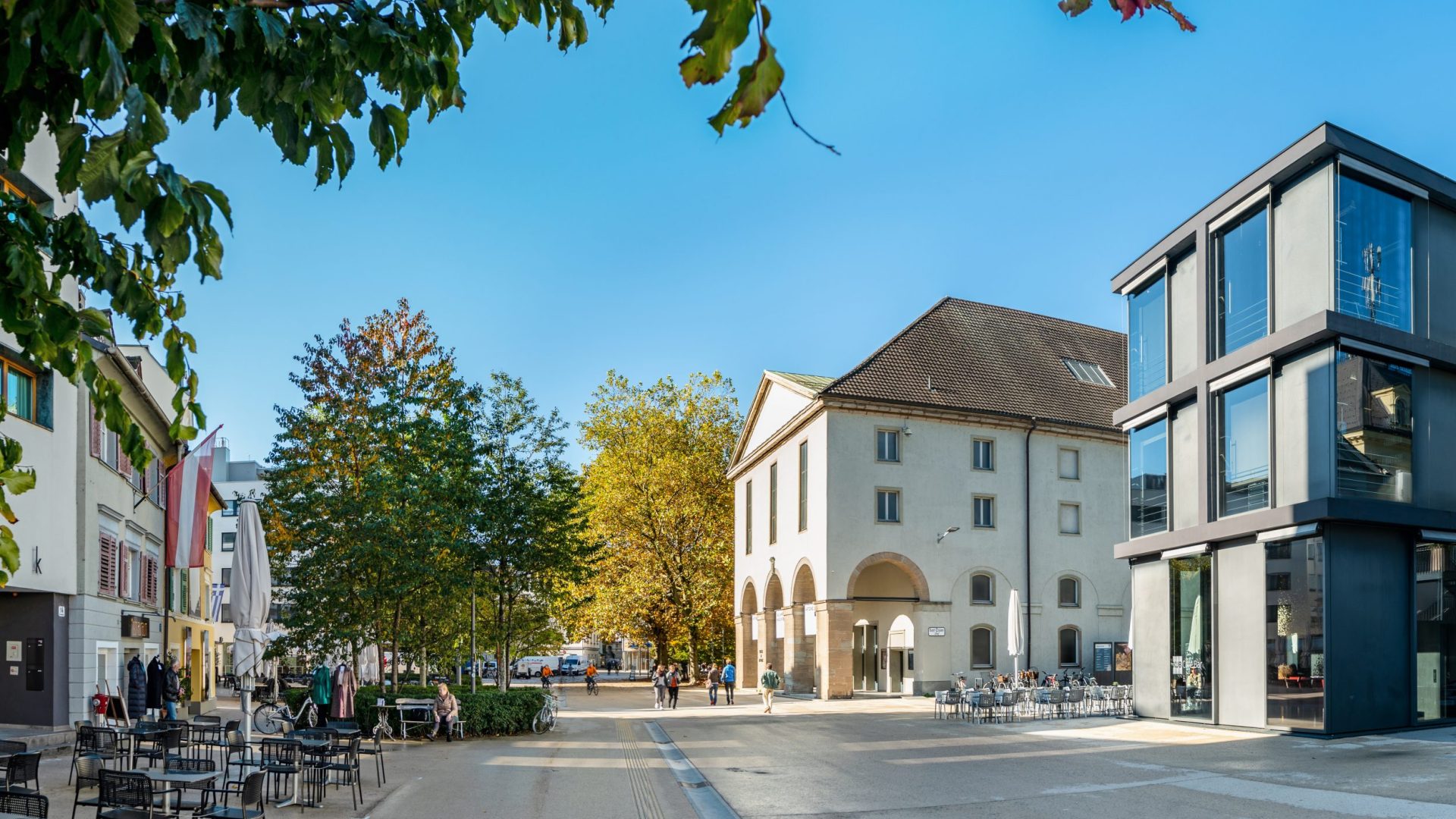 Kornmarktplatz Bregenz im Herbst, Landestheater (c)