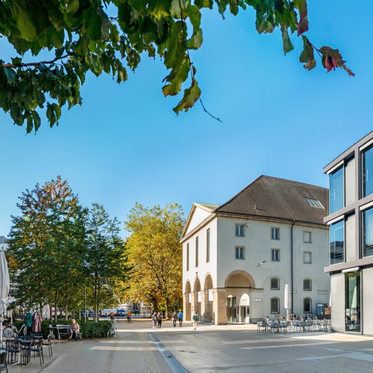 Kornmarktplatz Bregenz im Herbst, Landestheater (c)