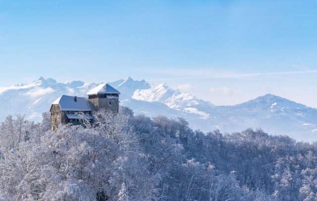 Schloss Glopper mit Schweizer Bergen und Rheintal © Oberhauser Photography / Vorarlberg Tourismus