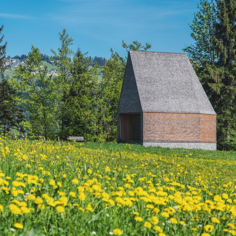 Kapelle Salgenreute in Krumbach im Frühling (c) Michael Meusburger - Bregenzerwald Tourismus
