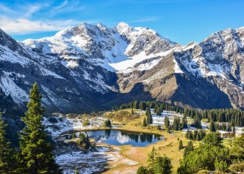 Körbersee im Frühling mit Braunalspitze (c) Michael Meusburger - Bregenzerwald Tourismus