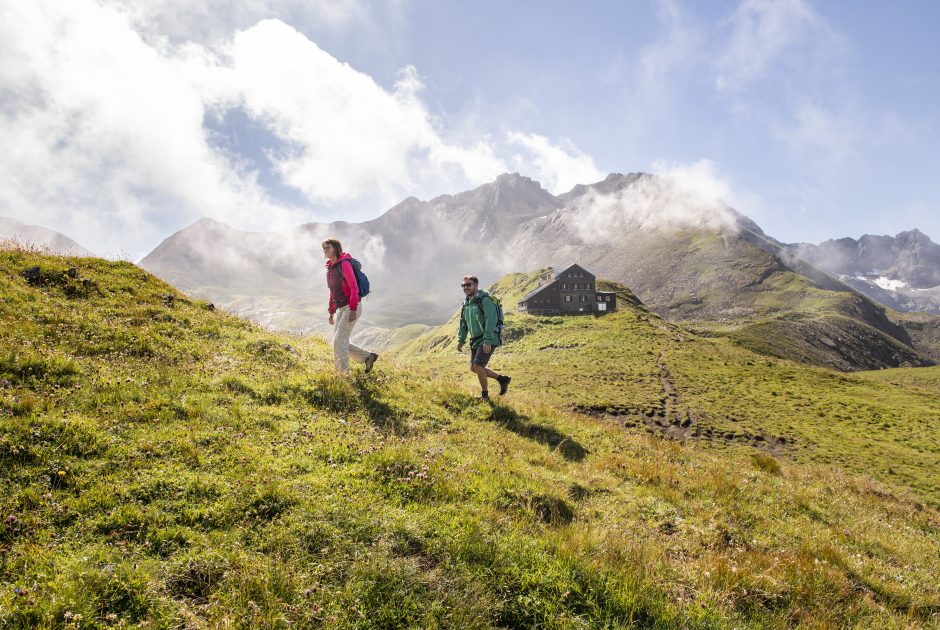 Wandern auf dem Arlberg Trail in Lech Zürs am Arlberg © Rupert Mühlbacher - Lech Zürs Tourismus